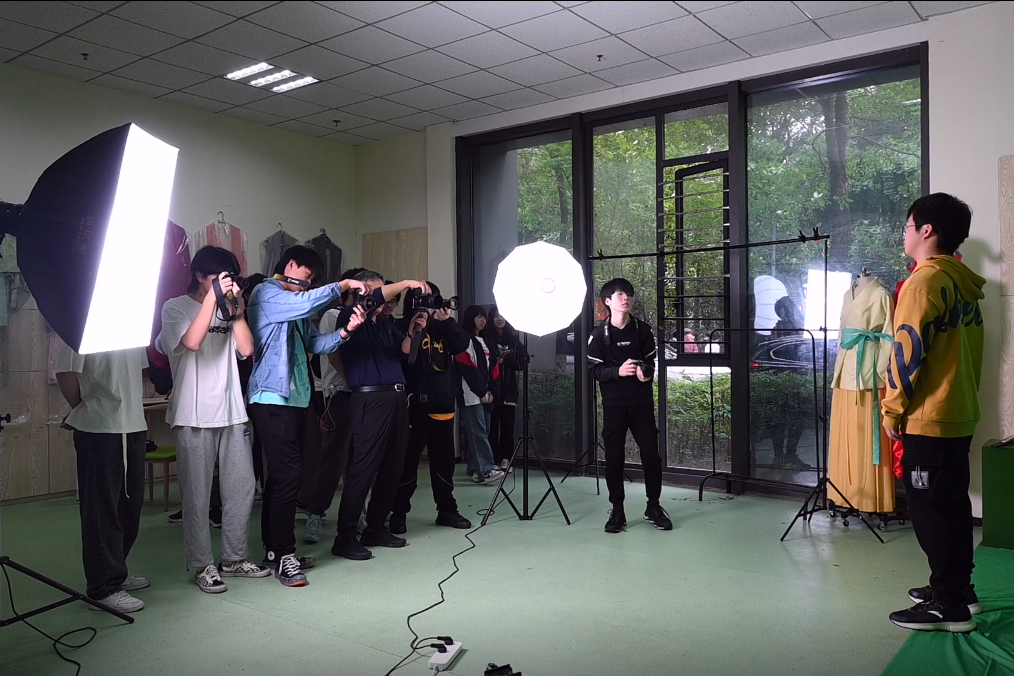 PG娱乐影视技工学校师生进行摄影教学.png